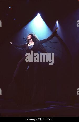 Sarah Brightman setzt ihre „La Luna“-Welttournee fort und spielt Songs ihres neuesten Albums „La Luna“ in der Royal Albert Hall in London, Großbritannien. 10th Mai 2001. Stockfoto