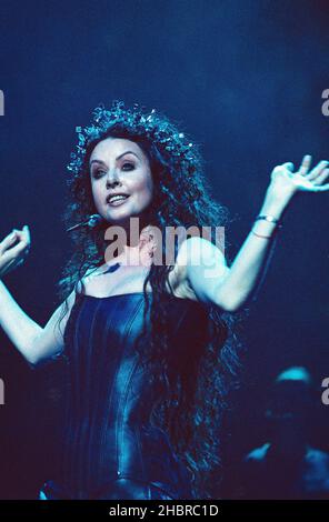 Sarah Brightman setzt ihre „La Luna“-Welttournee fort und spielt Songs ihres neuesten Albums „La Luna“ in der Royal Albert Hall in London, Großbritannien. 10th Mai 2001. Stockfoto