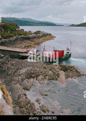 Die Skye Fähre zwischen Glenelg & Kylerhea die letzte manuell betriebene Drehteller-Fähre der Welt, Kyle Rhea West Highlands Scotland UK Stockfoto