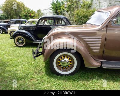 LOMAS DE ZAMORA - BUENOS AIRES, ARGENTINIEN - 05. Dez 2021: Altes aerodynamisches Unibody Chrysler De Soto Airflow zweitüriger Coupé um 1935. Seitenansicht. Nase. Stockfoto