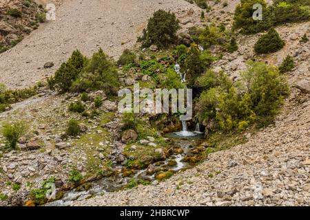 Kleiner Wasserfall in der Nähe von Artuch im Fann-Gebirge, Tadschikistan Stockfoto