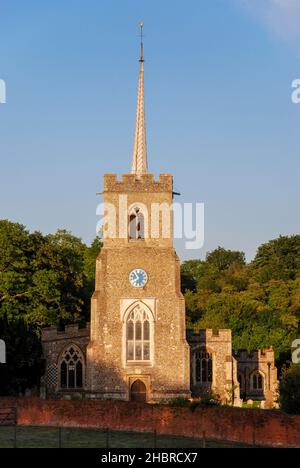 Großbritannien, England, Hertfordshire, viel Hadham. Die Kirche des heiligen Andreas bei Sonnenuntergang im Dorf. Stockfoto