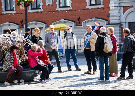 RIGA, LETTLAND. 7th. September 2021. Touristengruppe in der Altstadt von Riga. Stockfoto