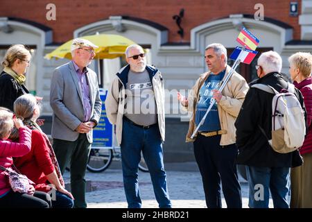RIGA, LETTLAND. 7th. September 2021. Touristengruppe in der Altstadt von Riga. Stockfoto