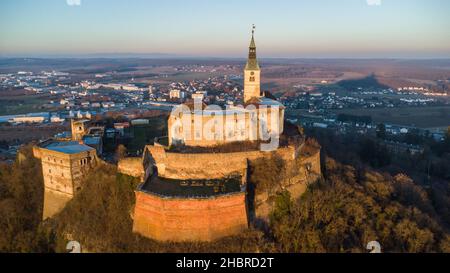 Luftaufnahme der alten Burg Burg Vermutung im Burgenland, Österreich in einer schönen Winterabend Sonnenuntergang Stimmung Stockfoto