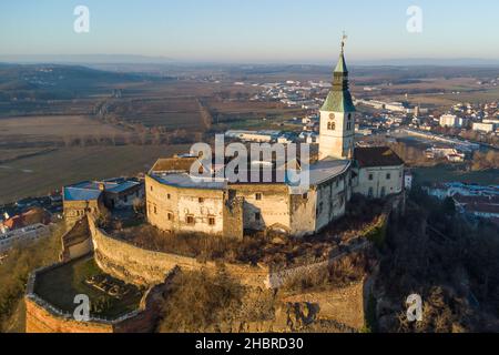 Luftaufnahme der alten Burg Burg Vermutung im Burgenland, Österreich in einer schönen Winterabend Sonnenuntergang Stimmung Stockfoto