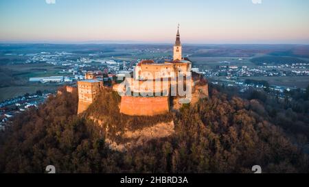 Luftaufnahme der alten Burg Burg Vermutung im Burgenland, Österreich in einer schönen Winterabend Sonnenuntergang Stimmung Stockfoto