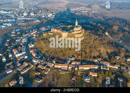 Luftaufnahme der alten Burg Burg Vermutung im Burgenland, Österreich in einer schönen Winterabend Sonnenuntergang Stimmung Stockfoto