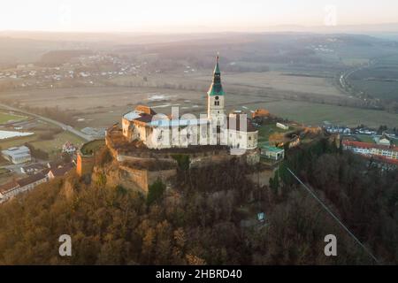 Luftaufnahme der alten Burg Burg Vermutung im Burgenland, Österreich in einer schönen Winterabend Sonnenuntergang Stimmung Stockfoto