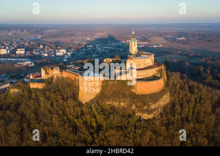 Luftaufnahme der alten Burg Burg Vermutung im Burgenland, Österreich in einer schönen Winterabend Sonnenuntergang Stimmung Stockfoto