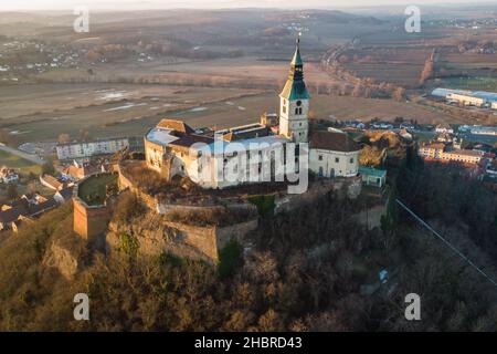 Luftaufnahme der alten Burg Burg Vermutung im Burgenland, Österreich in einer schönen Winterabend Sonnenuntergang Stimmung Stockfoto