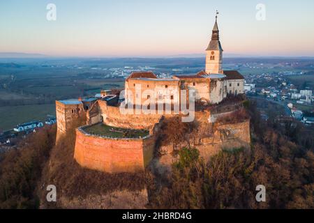 Luftaufnahme der alten Burg Burg Vermutung im Burgenland, Österreich in einer schönen Winterabend Sonnenuntergang Stimmung Stockfoto