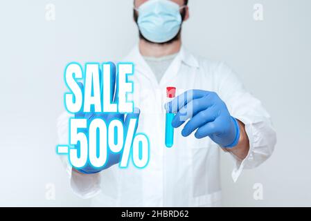 Hand schreiben Zeichen Verkauf 50 Prozent. Konzept, das einen Promo-Preis für einen Artikel bei 50 Prozent Markdown bedeutet Arzt Analyse der neuen Medizin, Wissenschaftler präsentieren Stockfoto