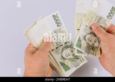 Die tschechische Kronen-Banknote zählt in der Hand Stockfoto