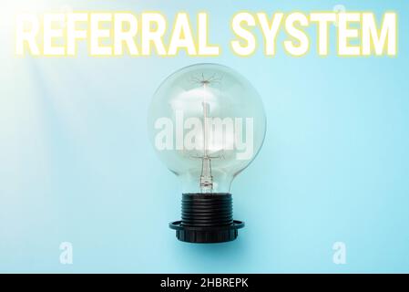 Handschriftszeichen Empfehlungssystem. Konzeptionelles Foto, das den eigenen Patienten zur Behandlung an einen anderen Arzt schickt Abstract Discovering New Solutions Stockfoto