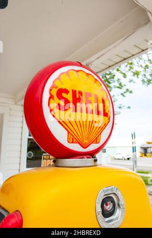 Soulsby's alte Shell-Tankstelle und Nahaufnahme der Gaspumpe auf dem Mount Olive Illinois auf der Route 66 Stockfoto