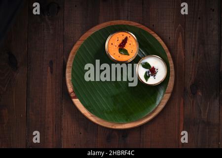 Coconut Chutney, südindisches Hauptcury für Frühstücksartikel, gewürzt mit Senf, trockenem, kühlem und einem Laub. Stockfoto