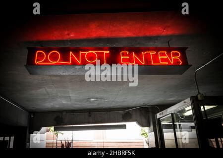 Das beleuchtete rote Neon-Schild „Do Not Enter“ am Eingang zu einer mehrstöckigen Tiefgarage in den Vereinigten Staaten Stockfoto