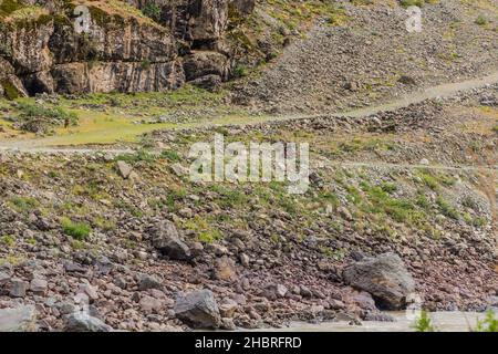 BADAKHSHAN, AFGHANISTAN - 17. MAI 2018: Motorradfahrer in der Provinz Badakhshan in Afghanistan Stockfoto