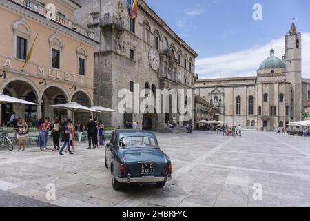 Oldtimer auf der Piazza del Popolo in Ascoli Piceno, Marken, Italien, Europa Stockfoto