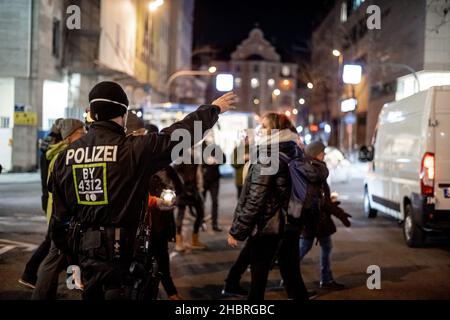 München, Deutschland. 20th Dez 2021. Am 20. Dezember 2021 protestierten 150 Menschen durch die Straßen Münchens. Die Demonstranten erklärten den illegalen protestmarsch nicht, so dass es eine gewisse Interaktion zwischen der Polizei und Aktivisten gab. (Foto: Alexander Pohl/Sipa USA) Quelle: SIPA USA/Alamy Live News Stockfoto