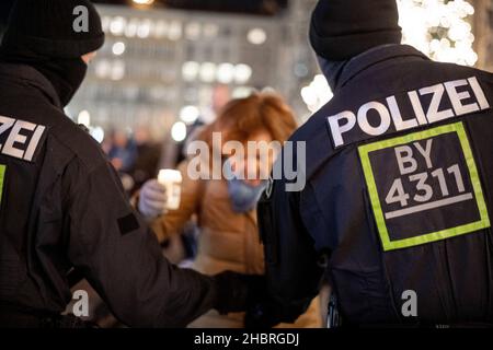 München, Deutschland. 20th Dez 2021. Am 20. Dezember 2021 protestierten 150 Menschen durch die Straßen Münchens. Die Demonstranten erklärten den illegalen protestmarsch nicht, so dass es eine gewisse Interaktion zwischen der Polizei und Aktivisten gab. (Foto: Alexander Pohl/Sipa USA) Quelle: SIPA USA/Alamy Live News Stockfoto