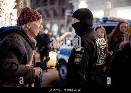 München, Deutschland. 20th Dez 2021. Am 20. Dezember 2021 protestierten 150 Menschen durch die Straßen Münchens. Die Demonstranten erklärten den illegalen protestmarsch nicht, so dass es eine gewisse Interaktion zwischen der Polizei und Aktivisten gab. (Foto: Alexander Pohl/Sipa USA) Quelle: SIPA USA/Alamy Live News Stockfoto