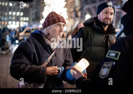 Am 20. Dezember 2021 protestierten 150 Menschen durch die Straßen Münchens. Die Demonstranten erklärten den illegalen protestmarsch nicht, so dass es eine gewisse Interaktion zwischen der Polizei und Aktivisten gab. (Foto von Alexander Pohl/Sipa USA) Stockfoto