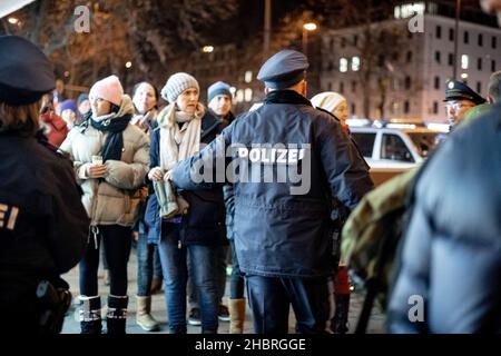 Am 20. Dezember 2021 protestierten 150 Menschen durch die Straßen Münchens. Die Demonstranten erklärten den illegalen protestmarsch nicht, so dass es eine gewisse Interaktion zwischen der Polizei und Aktivisten gab. (Foto von Alexander Pohl/Sipa USA) Stockfoto