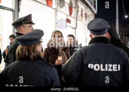 Am 20. Dezember 2021 protestierten 150 Menschen durch die Straßen Münchens. Die Demonstranten erklärten den illegalen protestmarsch nicht, so dass es eine gewisse Interaktion zwischen der Polizei und Aktivisten gab. (Foto von Alexander Pohl/Sipa USA) Stockfoto