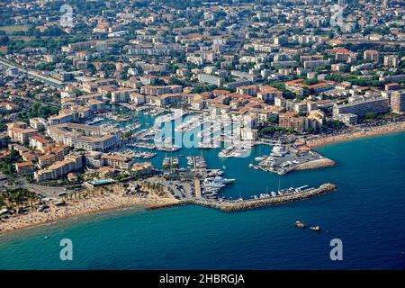 Frejus (Südostfrankreich): Luftaufnahme der Stadt und des Yachthafens von Port Frejus am Ufer des Mittelmeers Stockfoto