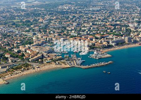 Frejus (Südostfrankreich): Luftaufnahme der Stadt und des Yachthafens von Port Frejus am Ufer des Mittelmeers Stockfoto