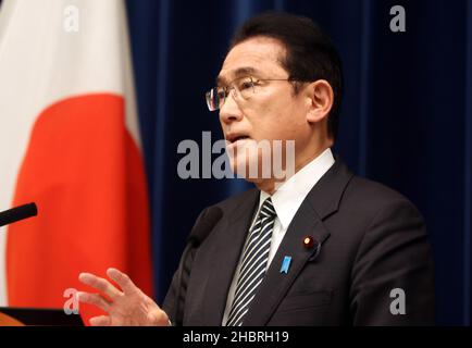 Tokio, Tokio, Japan. 21st Dez 2021. Der japanische Premierminister Fumio Kishida spricht vor der Presse in der offiziellen Residenz des Premierministers in Tokio, als am 21. Dezember 2021 eine außerordentliche Sitzung des Parlaments geschlossen wurde. Japan hat für das Geschäftsjahr 2021 einen Rekord-Nachtragshaushalt von 36 Billionen Yen (320 Milliarden US-Dollar) erlassen, der 2022 Ende März schließen wird. (Bild: © POOL via ZUMA Press Wire) Stockfoto