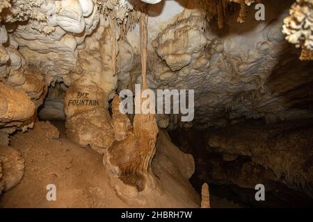 GOSHUTE CANYON, VEREINIGTE STAATEN - Nov 03, 2021: Eine Formation in der Goshute Cave, die den Namen The Fountain trägt, steht im unterirdischen Höhlensystem. Stockfoto