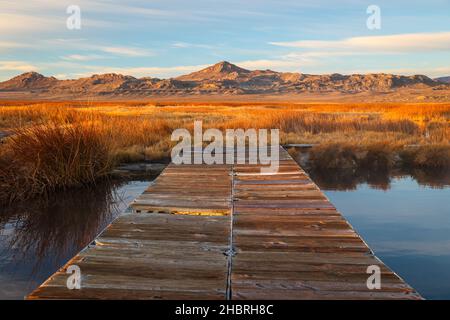 BLUE LAKE, USA - 04. Nov 2021: Blue Lake Warm Springs liegt inmitten einer bergigen Landschaft nahe der Grenze zwischen Utah und Nevada. Stockfoto
