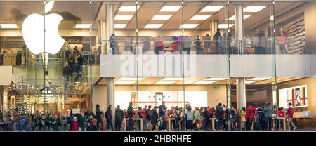 Menschen, die während der Weihnachtsferien in Hongkong in Apple Megastore einkaufen 24. dezember 2013 Stockfoto
