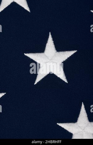 Nahaufnahme bestickte weiße Sterne auf blauem Kanton aus schwerer Baumwollleinwand US-Nationalflagge, Symbol des amerikanischen Patriotismus, erhöhte Hochwinkelansicht, düster Stockfoto