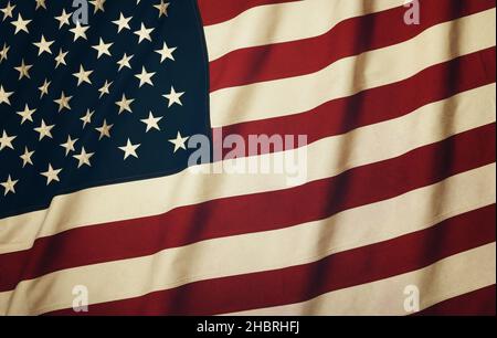 Nahaufnahme Vintage verwitterte schwere Baumwolle Leinwand bestickt US-Nationalflagge Hintergrund, Symbol des amerikanischen Patriotismus, erhöhte Hochwinkel-Ansicht, direkt Stockfoto