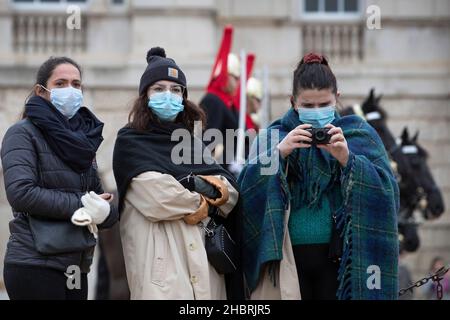 Maskierte Menschen gehen durch die Horse Guards Parade in Whitehall, London, während sich Omicron über das Capitol ausbreitet Stockfoto