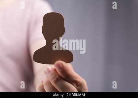 Eine männliche Hand, die ein Portrait-Symbol hält Stockfoto