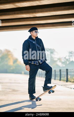 Skateboarder macht einen Trick auf der Straße städtischen Hintergrund. Extremsportkonzept Stockfoto