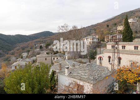 Panoramablick auf ein traditionelles Dorf mit Steinhäusern an einem bewölkten Tag in Pelion, Griechenland Stockfoto