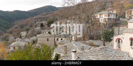 Panoramablick auf ein traditionelles Dorf mit Steinhäusern an einem bewölkten Tag in Pelion, Griechenland Stockfoto