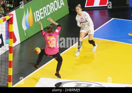 Barcelona, Spanien, 19. Dezember 2021, Trine Ostergaard Jensen aus Dänemark und Silvia Navarro Gimenez aus Spanien während der IHF-Frauen-Weltmeisterschaft 2021, drittes Handballfinalspiel zwischen Dänemark und Spanien am 19. Dezember 2021 im Palau d'Esports de Granollers in Granollers, Barcelona, Spanien - Foto Laurent Lairys / DPPI Stockfoto