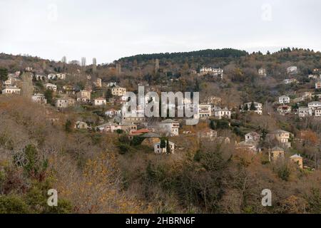 Panoramablick auf ein traditionelles Dorf mit Steinhäusern an einem bewölkten Tag in Pelion, Griechenland Stockfoto