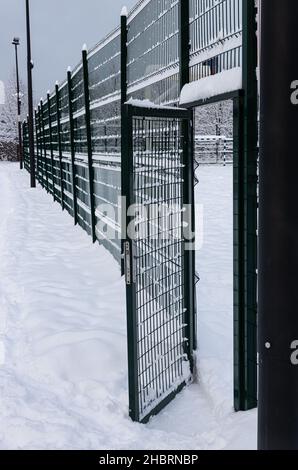 Tür, die im Winter zum Territorium des Straßensportgebietes führt. Hochwertige Fotos Stockfoto