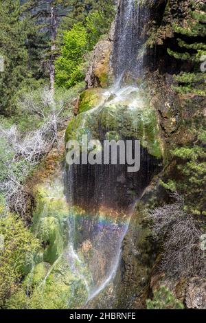Blick auf den Regenbogenwasserfall ( Uyuzsuyu) im Stadtteil Nallıhan von Ankara Stockfoto