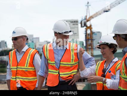 2010s Vietnam: USAID Vietnam Mission Director Michael Greene besucht die Umweltsanierungsstelle von Danang ca. 4. August 2016 Stockfoto