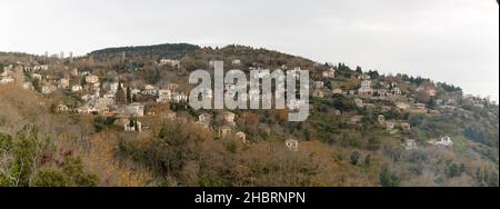 Panoramablick auf ein traditionelles Dorf mit Steinhäusern an einem bewölkten Tag in Pelion, Griechenland Stockfoto