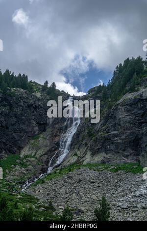 Eine vertikale Aufnahme des Skakavitsa-Wasserfalls in Bulgarien Stockfoto